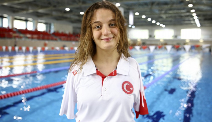 Milli yüzücüden dünya üçüncülüğü