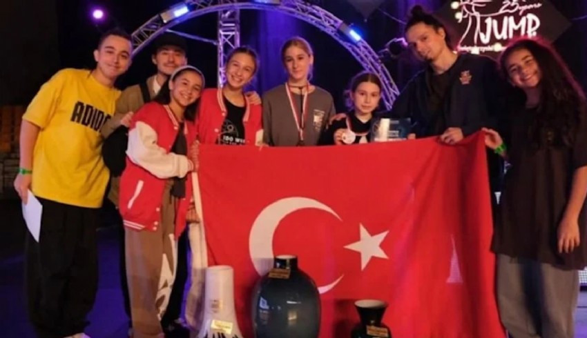 Milli dansçılar Polonya'da 4 madalya kazandı