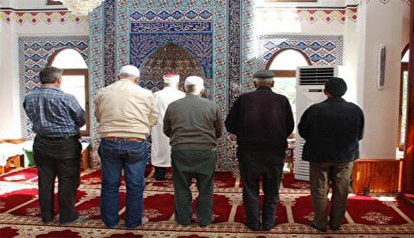 Namaz kıldıran imamın motosikletini cami bahçesinden çaldılar