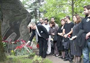 İşadamları, Nâzım Hikmet'in Moskova'daki mezarında