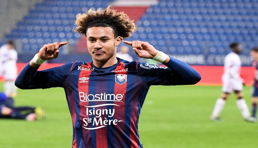 Nice futbol takımı oyuncusu Beka viyadükte intihar girişiminde