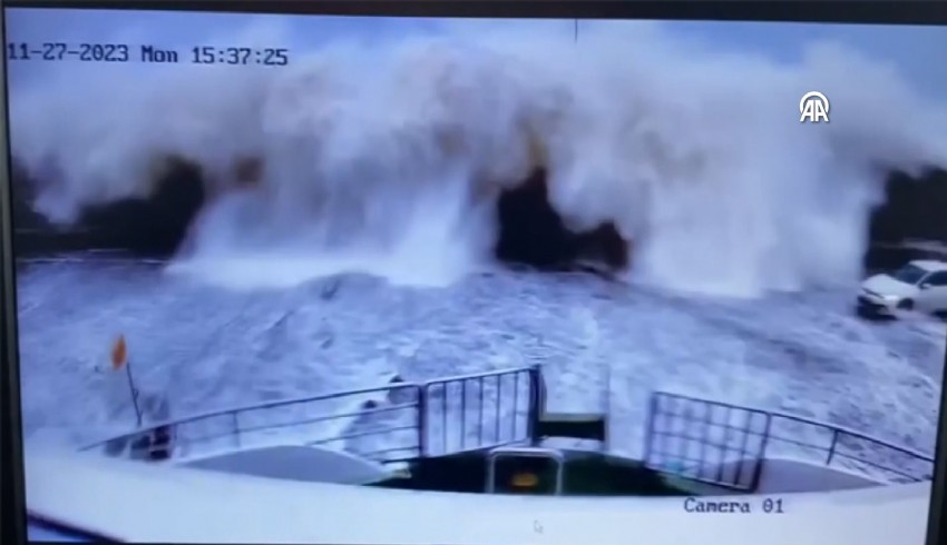 Otomobil ve vatandaşlar dev dalgalardan böyle kurtuldu