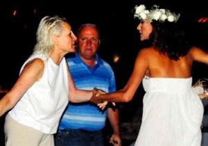 Bir günlük kocası Özge Ulusoy'u boğmaya çalışmış!