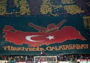 Galatasaray taraftarından dev pankart 
