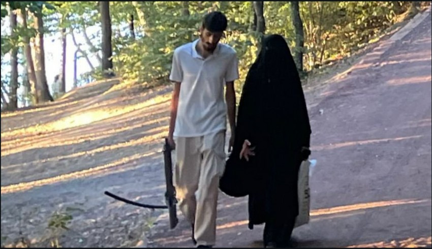 Parkta uzun namlulu silahla yürüyen o çift sırra kadem bastı