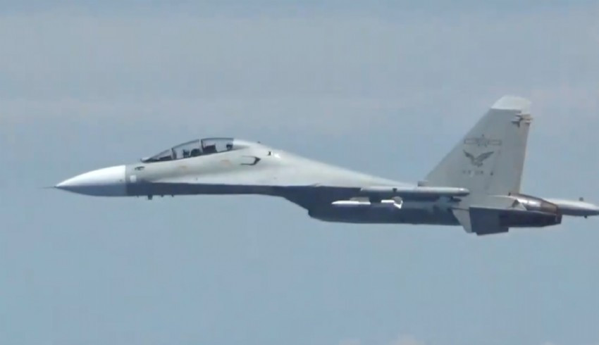 Pasifik göklerinde gergin anlar