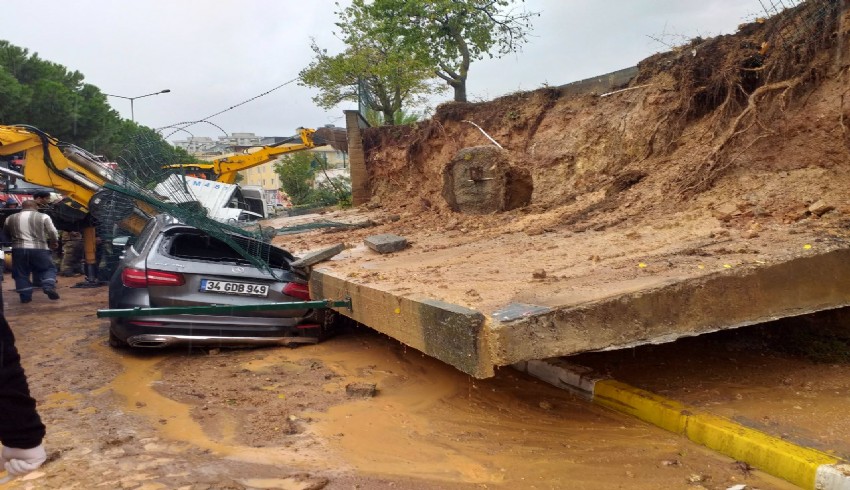 Pendik'te 2 araç, çöken istinat duvarının altında kaldı