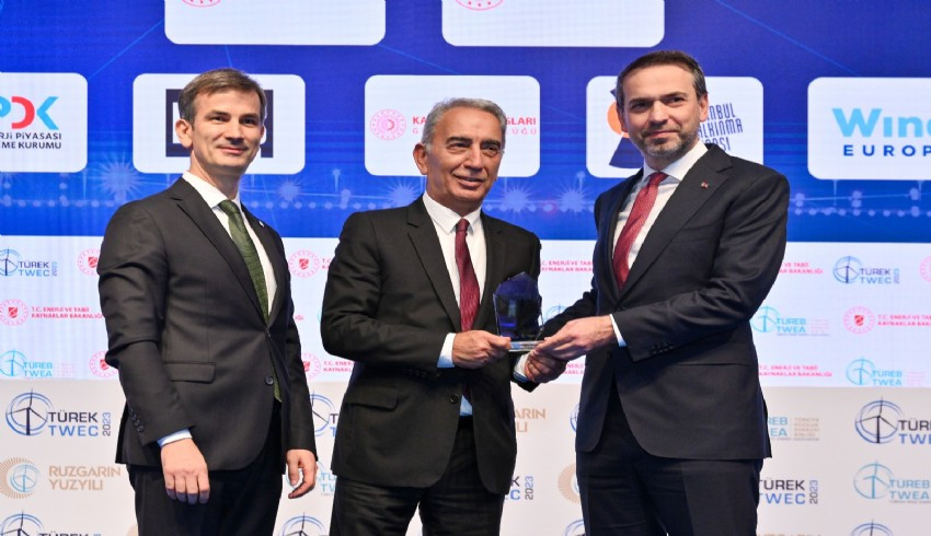 Polat Holding Yönetim Kurulu Başkanı Adnan Polat'a başarı ödülü