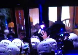 Polis, Koç Grubu'na ait Divan Otelini ablukaya aldı