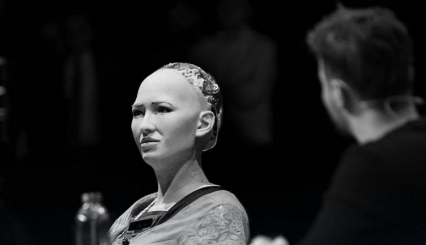 Robot Sophia'dan siyasi sorulara mizah dolu cevaplar