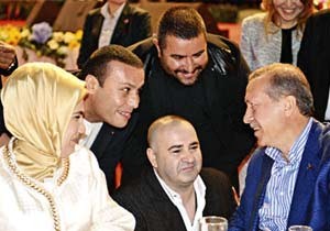 Erdoğan'ın önünde diz çöktü, TRT'de işi kaptı