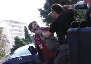 İşte polisin gazetecinin başına silah dayadığı görüntüler