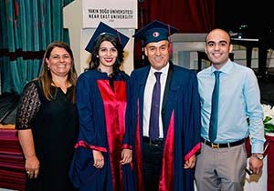 Ünlü işadamı 50 yaşında kızıyla birlikte üniversiteden mezun oldu