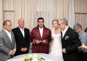 İçine sinmedi, Sarayda düğün yapacak