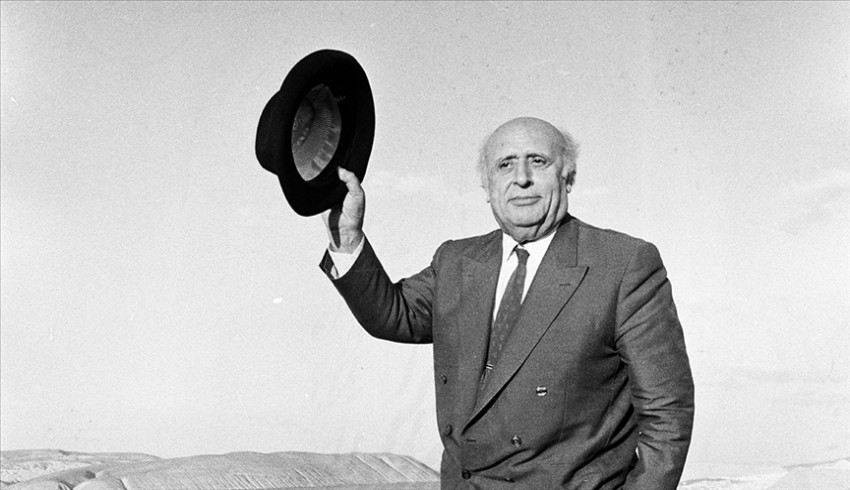 Süleyman Demirel kahvaltının üzerine meyve yerdi