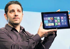 Windows 8’le birlikte tablet Surface’i çıkardı