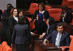 Meclis'te bir ilk: Ak Partili 4 vekil Genel Kurul'a başörtülü girdi