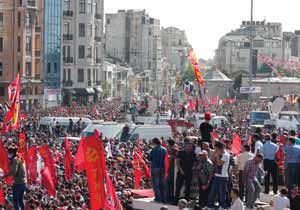 Binlerce kişi Taksim'de yürüyor