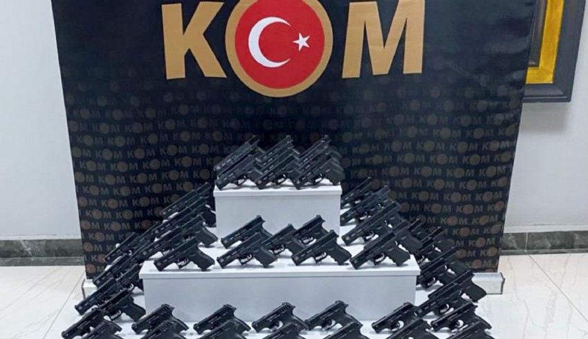 Uşak'ta cephanelik gibi bir otomobil: 100 ruhsatsız tabanca ele geçirildi