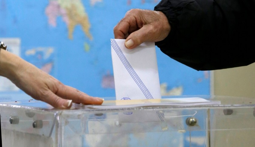 Yunanistan'da halk yerel seçim için sandık başında